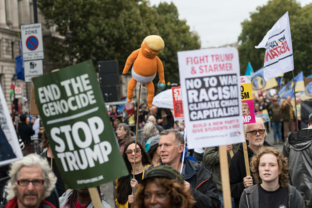 Mii de oameni au protestat la Londra față de vizita de stat a lui Donald Trump: „Migranții sunt bineveniți, el nu”. FOTO - Imaginea 19
