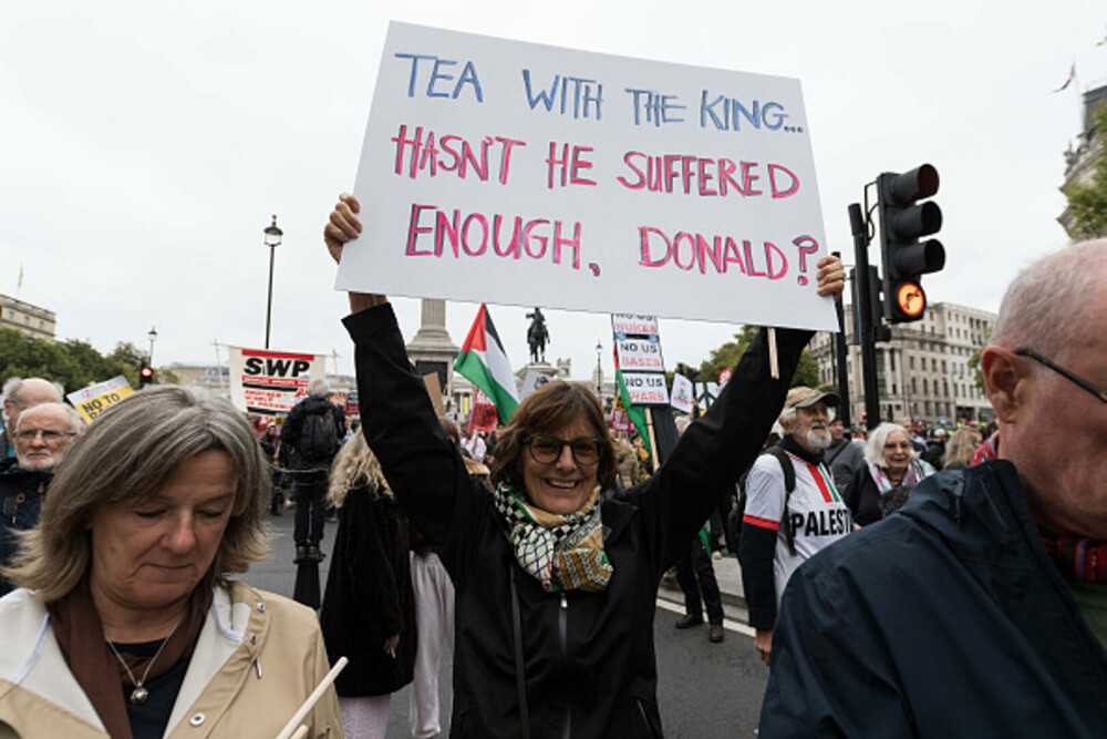 Mii de oameni au protestat la Londra față de vizita de stat a lui Donald Trump: „Migranții sunt bineveniți, el nu”. FOTO - Imaginea 20