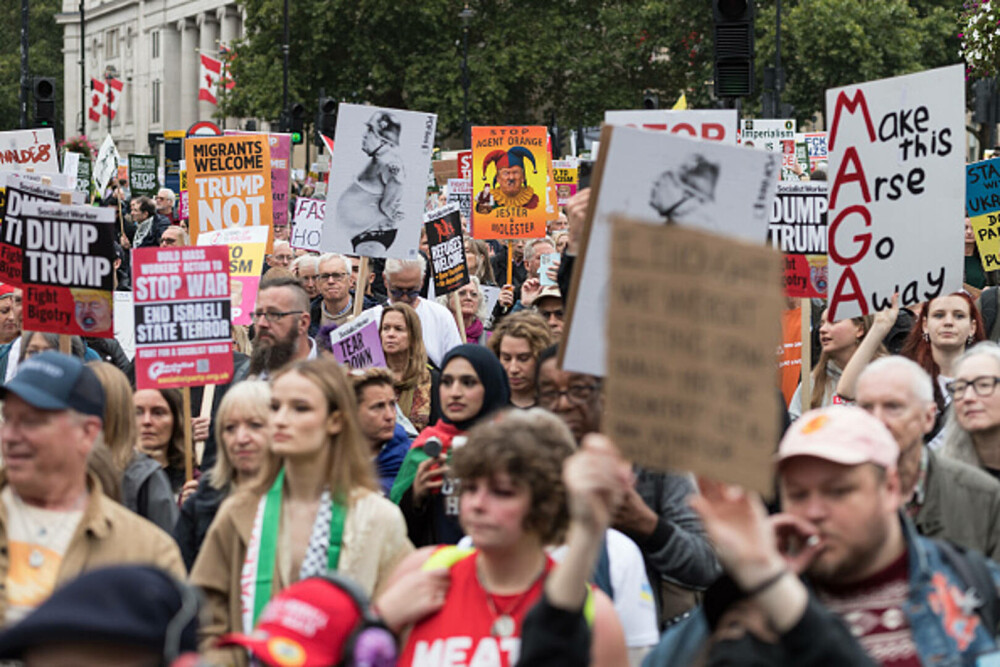 Mii de oameni au protestat la Londra față de vizita de stat a lui Donald Trump: „Migranții sunt bineveniți, el nu”. FOTO - Imaginea 21