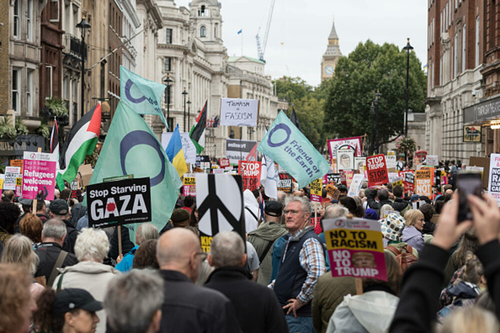 Mii de oameni au protestat la Londra față de vizita de stat a lui Donald Trump: „Migranții sunt bineveniți, el nu”. FOTO - Imaginea 22