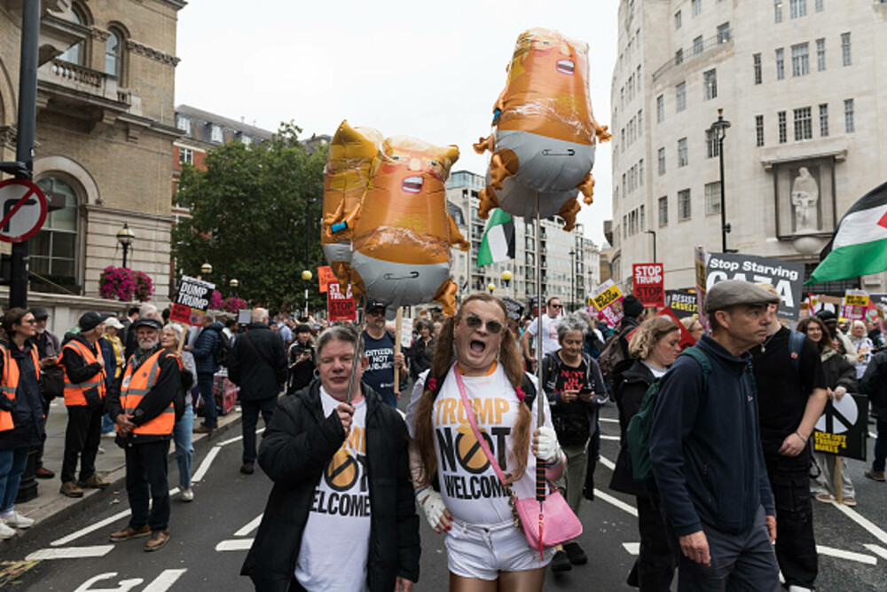 Mii de oameni au protestat la Londra față de vizita de stat a lui Donald Trump: „Migranții sunt bineveniți, el nu”. FOTO - Imaginea 23