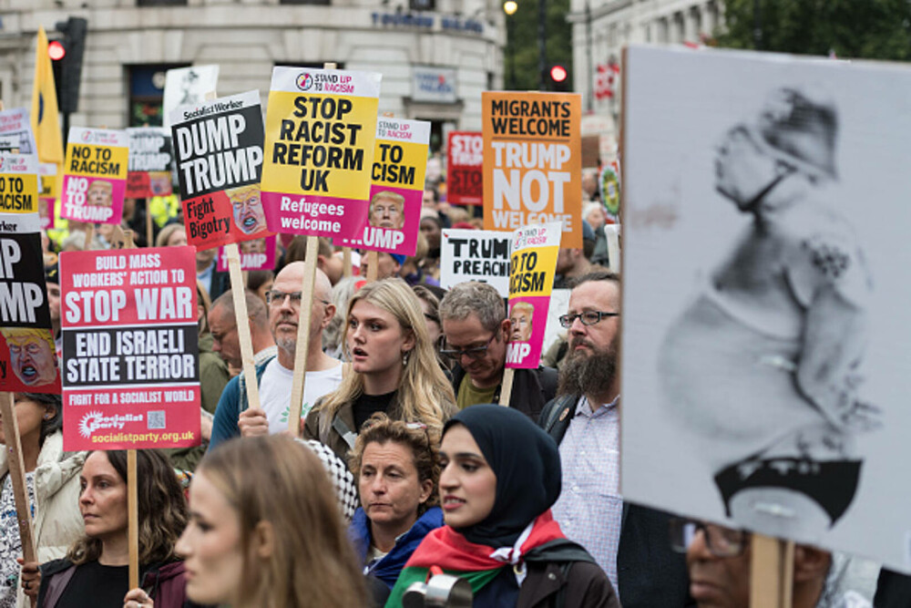 Mii de oameni au protestat la Londra față de vizita de stat a lui Donald Trump: „Migranții sunt bineveniți, el nu”. FOTO - Imaginea 24