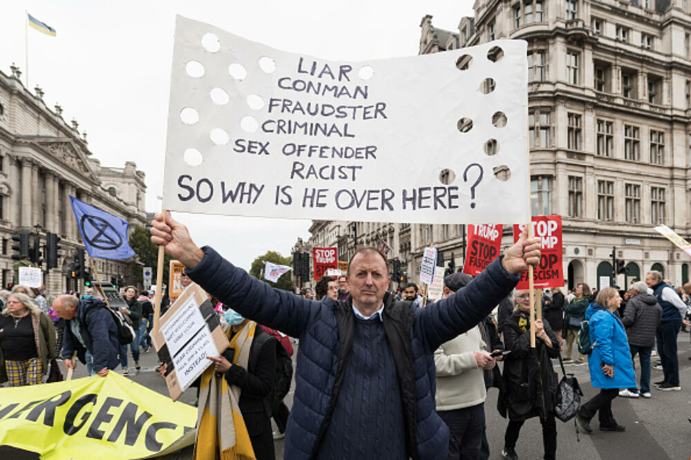 Mii de oameni au protestat la Londra față de vizita de stat a lui Donald Trump: „Migranții sunt bineveniți, el nu”. FOTO - Imaginea 25