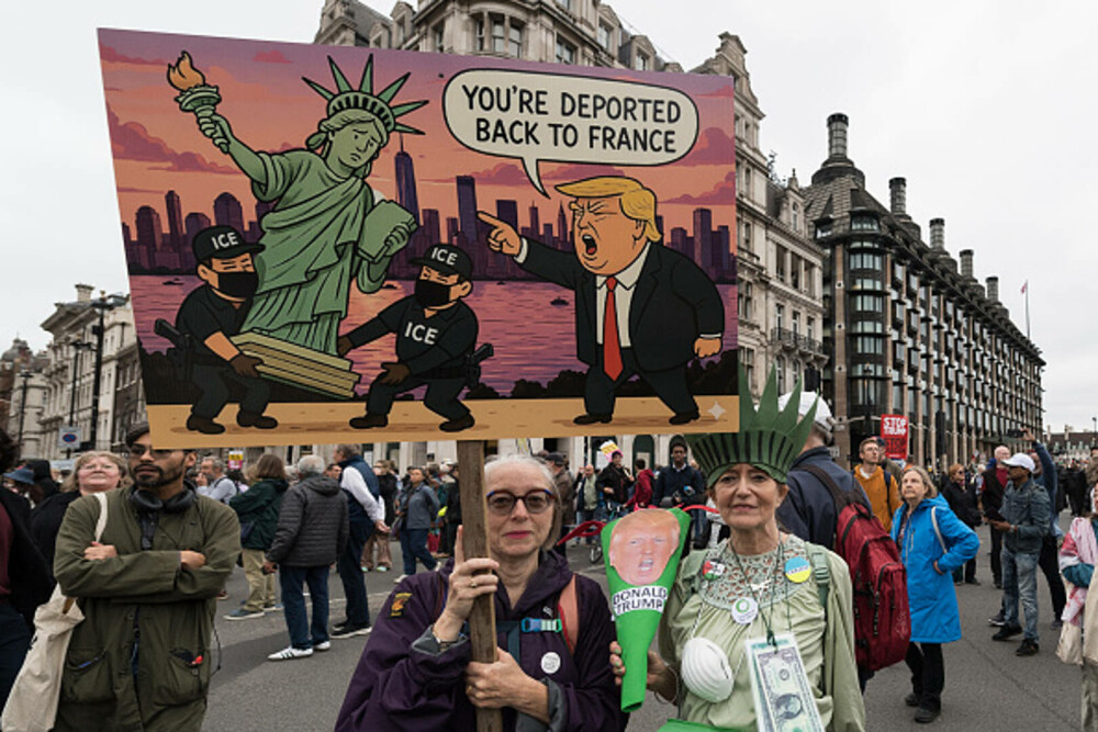 Mii de oameni au protestat la Londra față de vizita de stat a lui Donald Trump: „Migranții sunt bineveniți, el nu”. FOTO - Imaginea 26