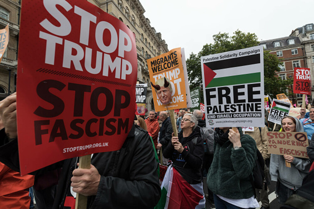 Mii de oameni au protestat la Londra față de vizita de stat a lui Donald Trump: „Migranții sunt bineveniți, el nu”. FOTO - Imaginea 27