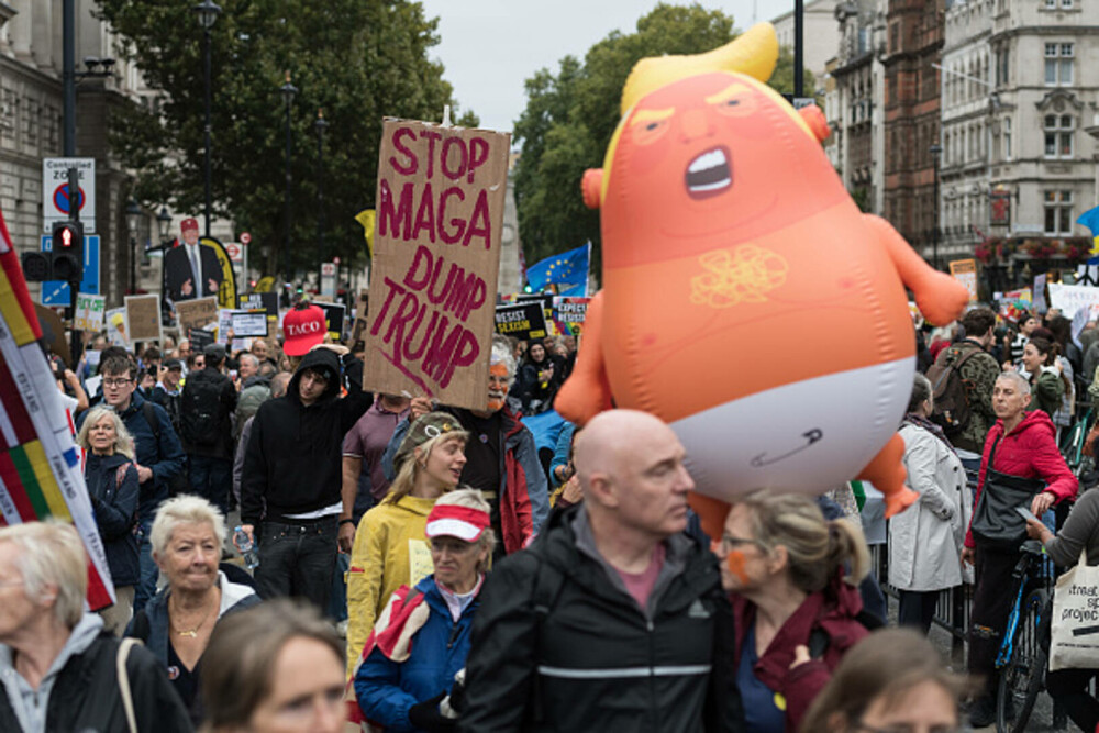 Mii de oameni au protestat la Londra față de vizita de stat a lui Donald Trump: „Migranții sunt bineveniți, el nu”. FOTO - Imaginea 28