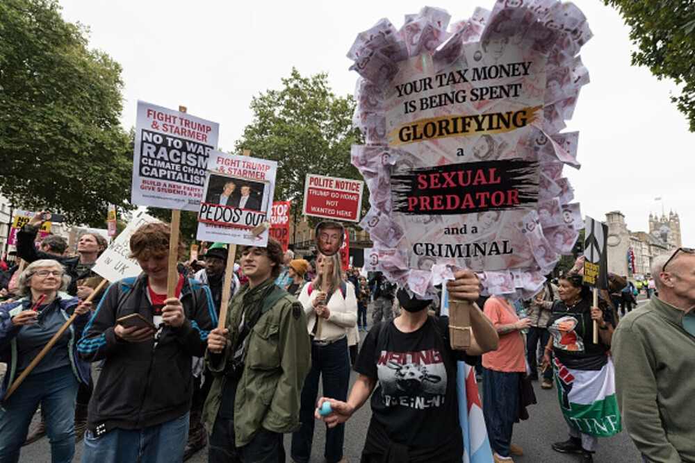 Mii de oameni au protestat la Londra față de vizita de stat a lui Donald Trump: „Migranții sunt bineveniți, el nu”. FOTO - Imaginea 29