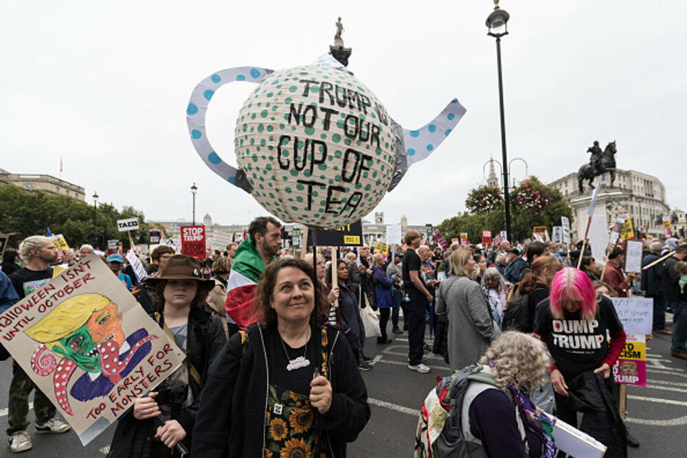 Mii de oameni au protestat la Londra față de vizita de stat a lui Donald Trump: „Migranții sunt bineveniți, el nu”. FOTO - Imaginea 30