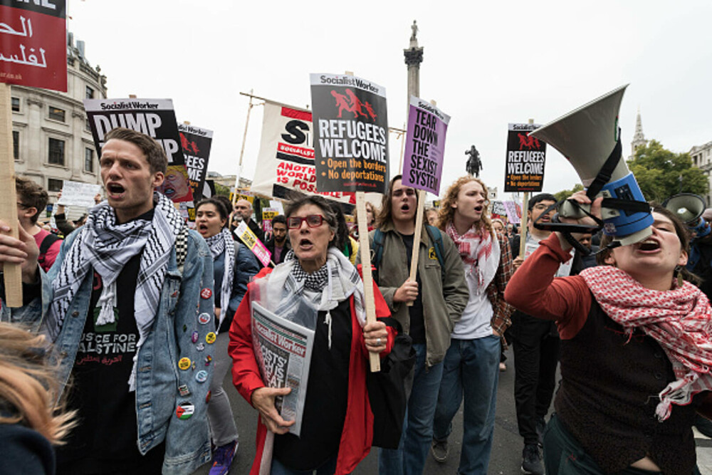 Mii de oameni au protestat la Londra față de vizita de stat a lui Donald Trump: „Migranții sunt bineveniți, el nu”. FOTO - Imaginea 31