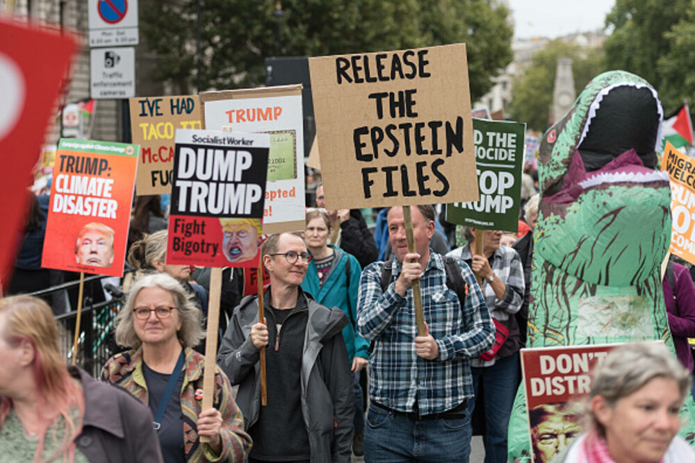 Mii de oameni au protestat la Londra față de vizita de stat a lui Donald Trump: „Migranții sunt bineveniți, el nu”. FOTO - Imaginea 32