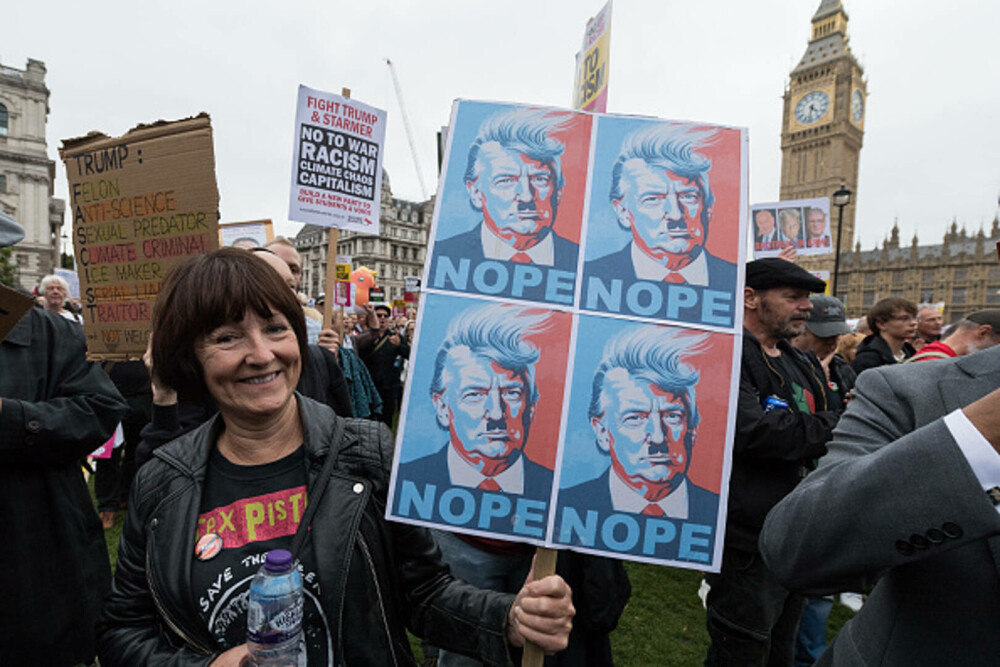 Mii de oameni au protestat la Londra față de vizita de stat a lui Donald Trump: „Migranții sunt bineveniți, el nu”. FOTO - Imaginea 33