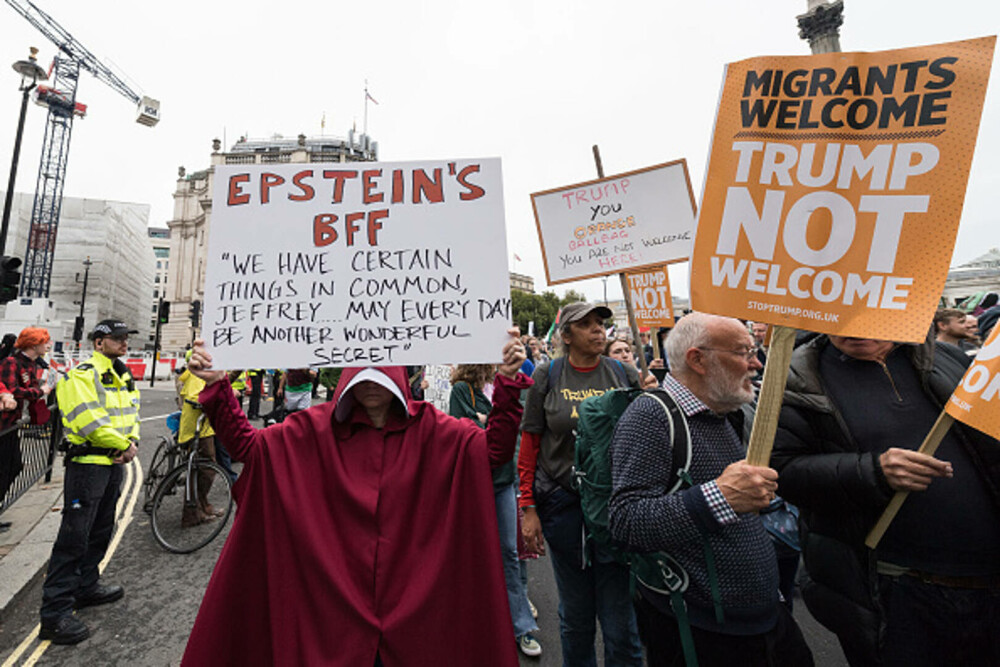 Mii de oameni au protestat la Londra față de vizita de stat a lui Donald Trump: „Migranții sunt bineveniți, el nu”. FOTO - Imaginea 34