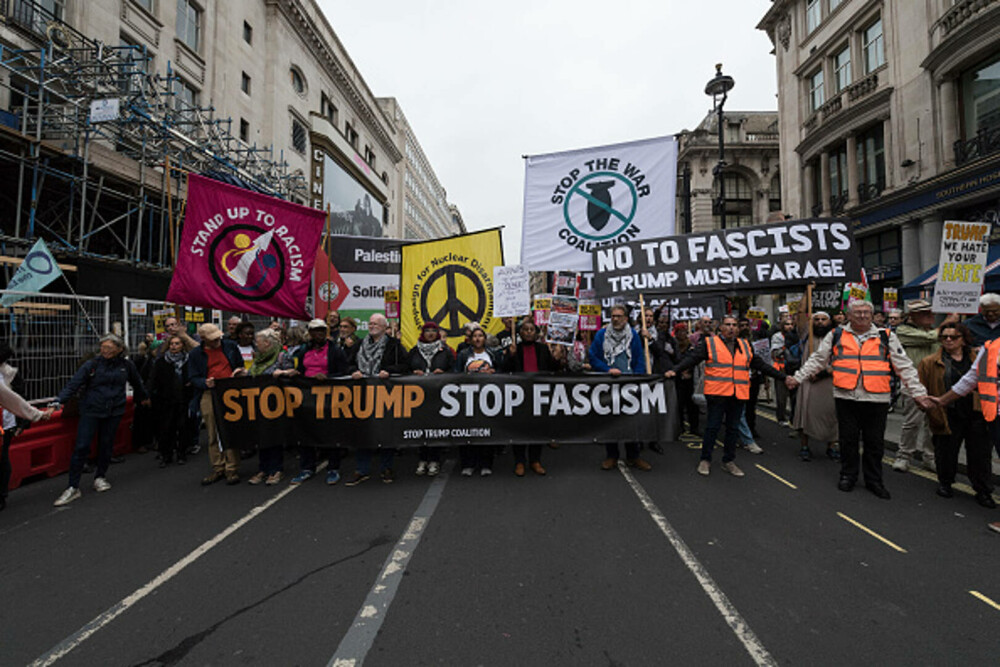 Mii de oameni au protestat la Londra față de vizita de stat a lui Donald Trump: „Migranții sunt bineveniți, el nu”. FOTO - Imaginea 35