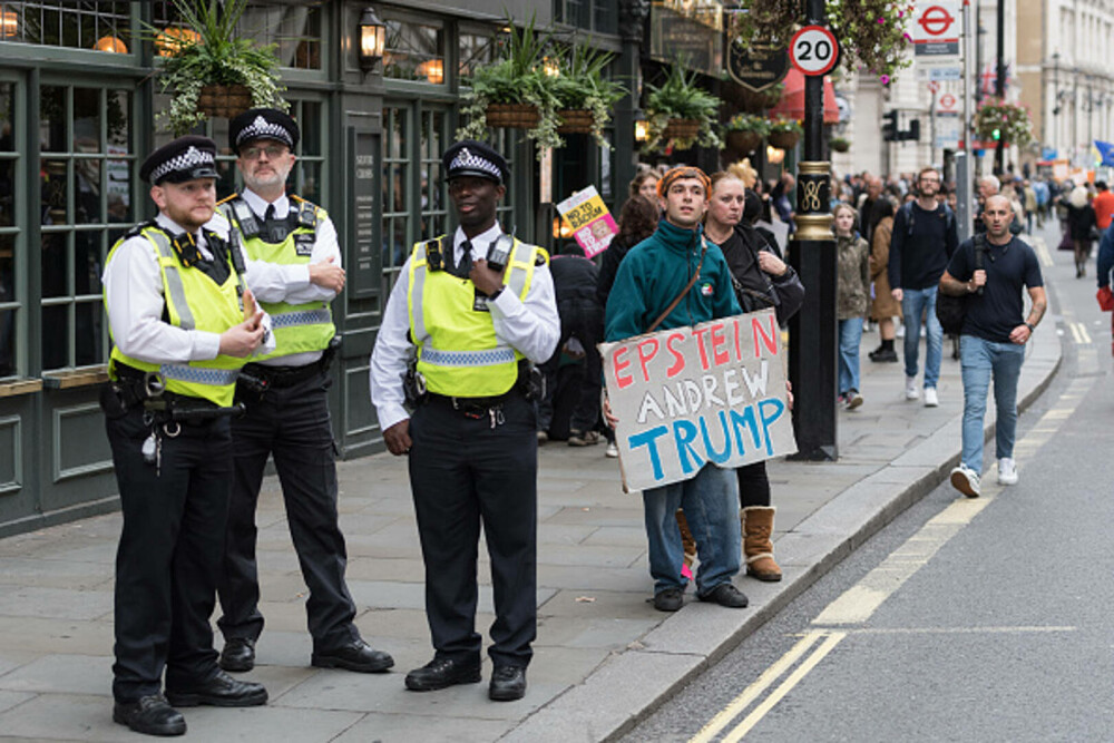 Mii de oameni au protestat la Londra față de vizita de stat a lui Donald Trump: „Migranții sunt bineveniți, el nu”. FOTO - Imaginea 36