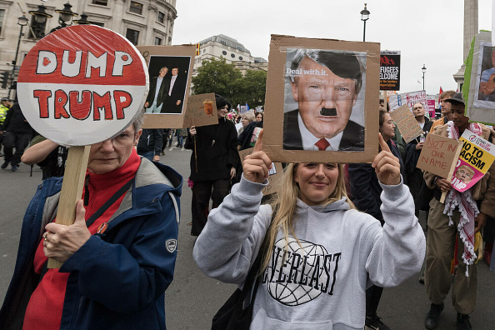 Mii de oameni au protestat la Londra față de vizita de stat a lui Donald Trump: „Migranții sunt bineveniți, el nu”. FOTO - Imaginea 37