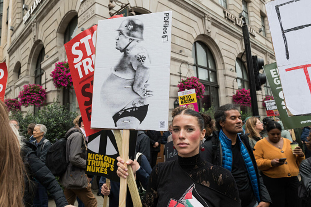 Mii de oameni au protestat la Londra față de vizita de stat a lui Donald Trump: „Migranții sunt bineveniți, el nu”. FOTO - Imaginea 38