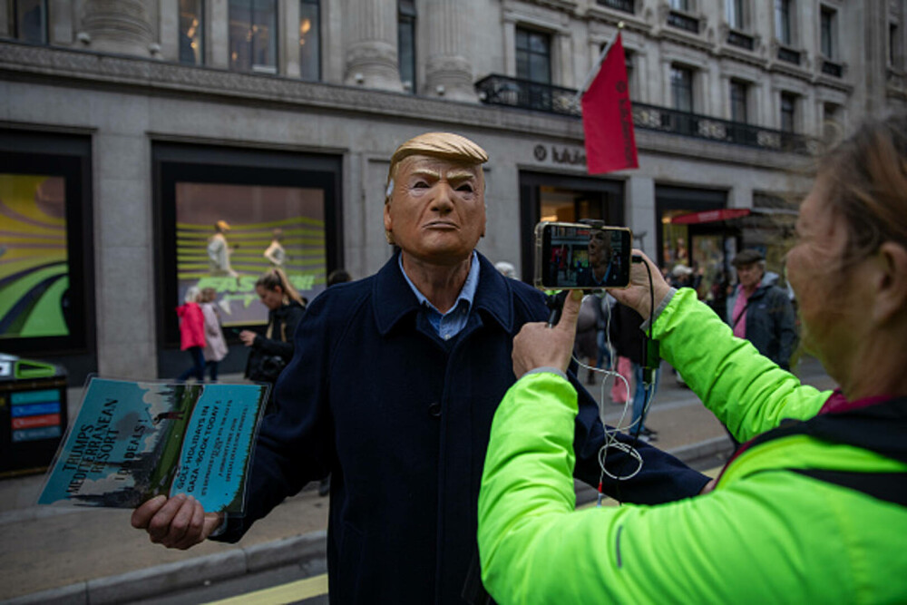 Mii de oameni au protestat la Londra față de vizita de stat a lui Donald Trump: „Migranții sunt bineveniți, el nu”. FOTO - Imaginea 39