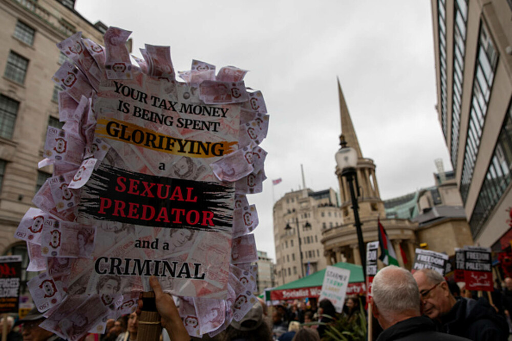 Mii de oameni au protestat la Londra față de vizita de stat a lui Donald Trump: „Migranții sunt bineveniți, el nu”. FOTO - Imaginea 40