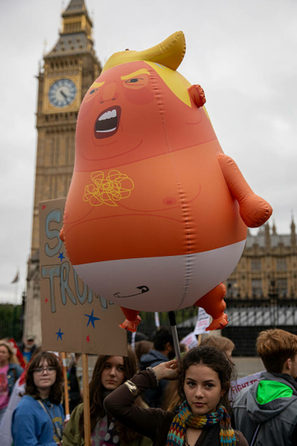 Mii de oameni au protestat la Londra față de vizita de stat a lui Donald Trump: „Migranții sunt bineveniți, el nu”. FOTO - Imaginea 41
