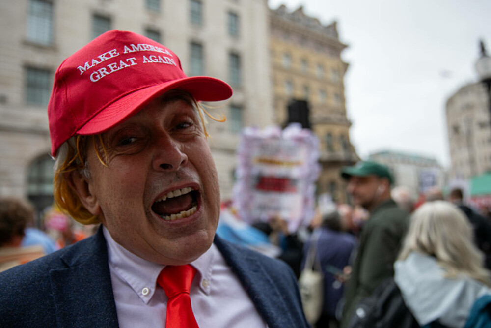 Mii de oameni au protestat la Londra față de vizita de stat a lui Donald Trump: „Migranții sunt bineveniți, el nu”. FOTO - Imaginea 42