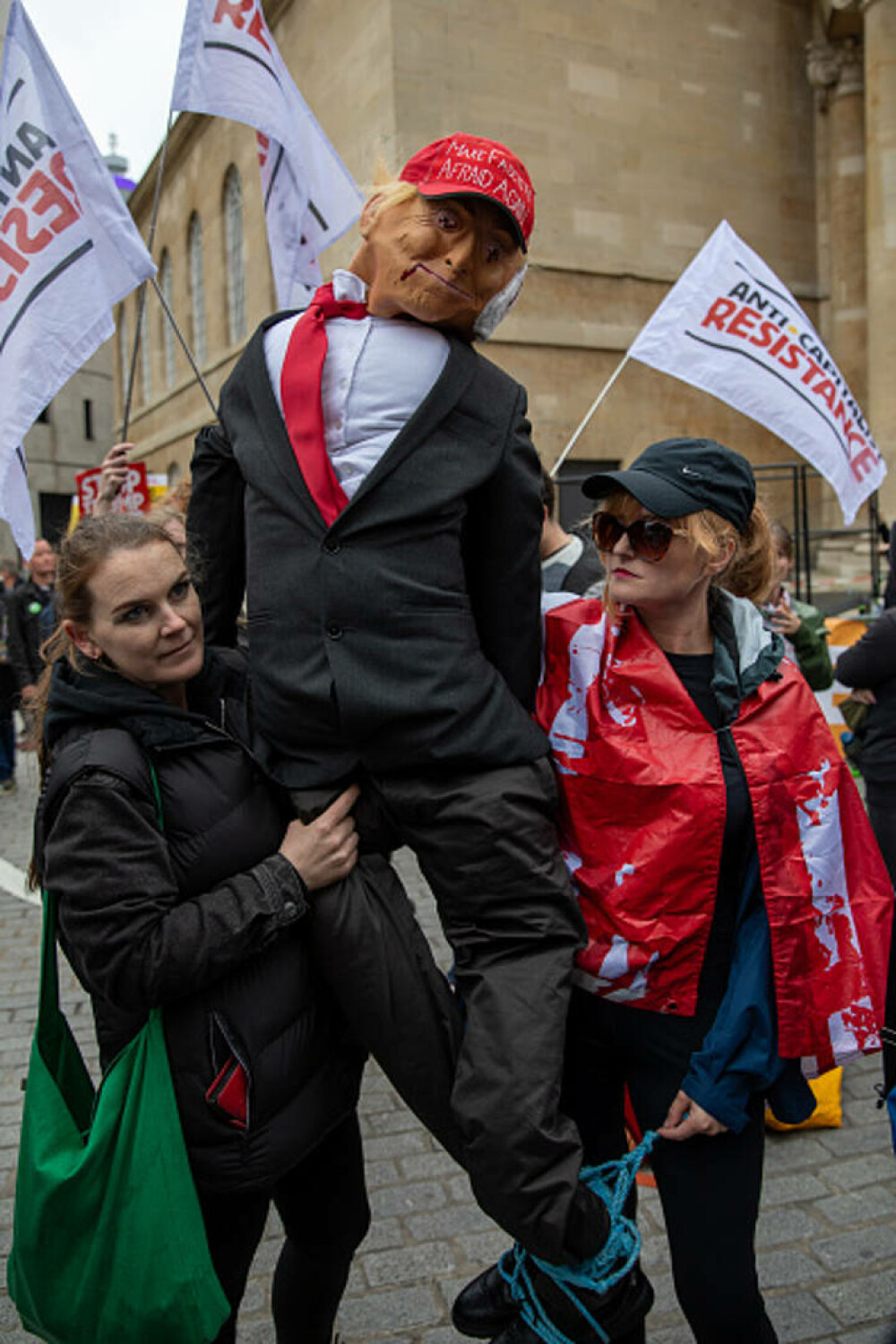 Mii de oameni au protestat la Londra față de vizita de stat a lui Donald Trump: „Migranții sunt bineveniți, el nu”. FOTO - Imaginea 43