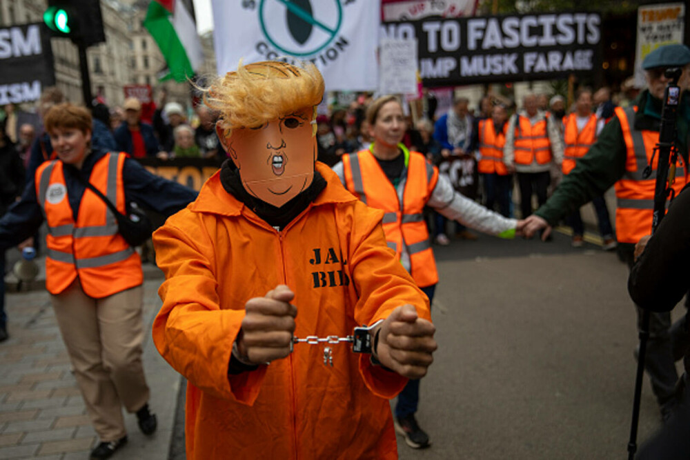 Mii de oameni au protestat la Londra față de vizita de stat a lui Donald Trump: „Migranții sunt bineveniți, el nu”. FOTO - Imaginea 45