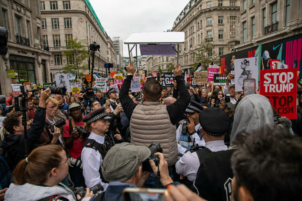 Mii de oameni au protestat la Londra față de vizita de stat a lui Donald Trump: „Migranții sunt bineveniți, el nu”. FOTO - Imaginea 46