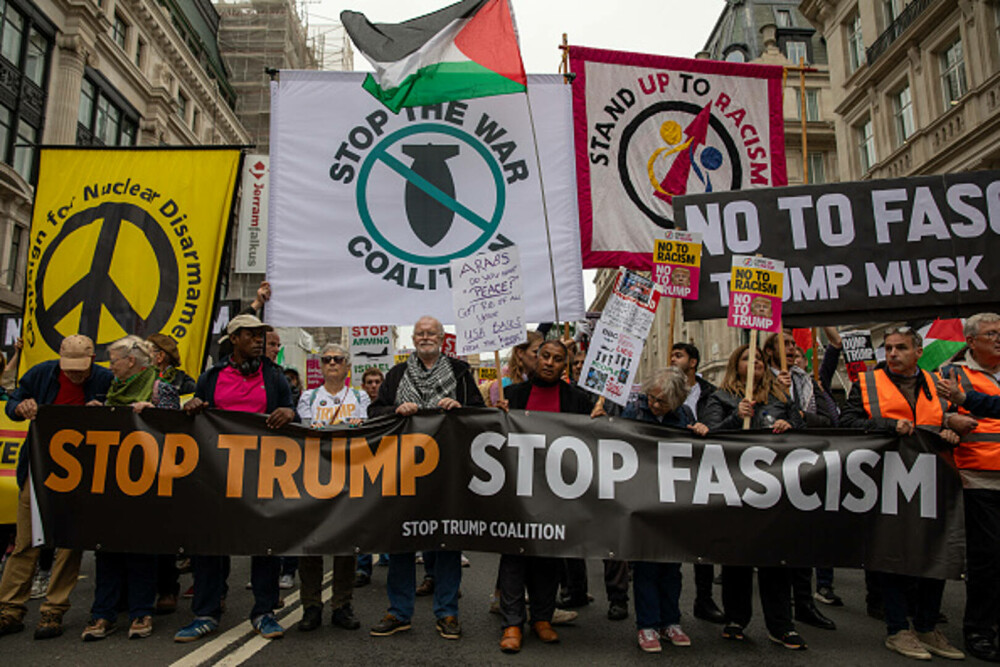 Mii de oameni au protestat la Londra față de vizita de stat a lui Donald Trump: „Migranții sunt bineveniți, el nu”. FOTO - Imaginea 47