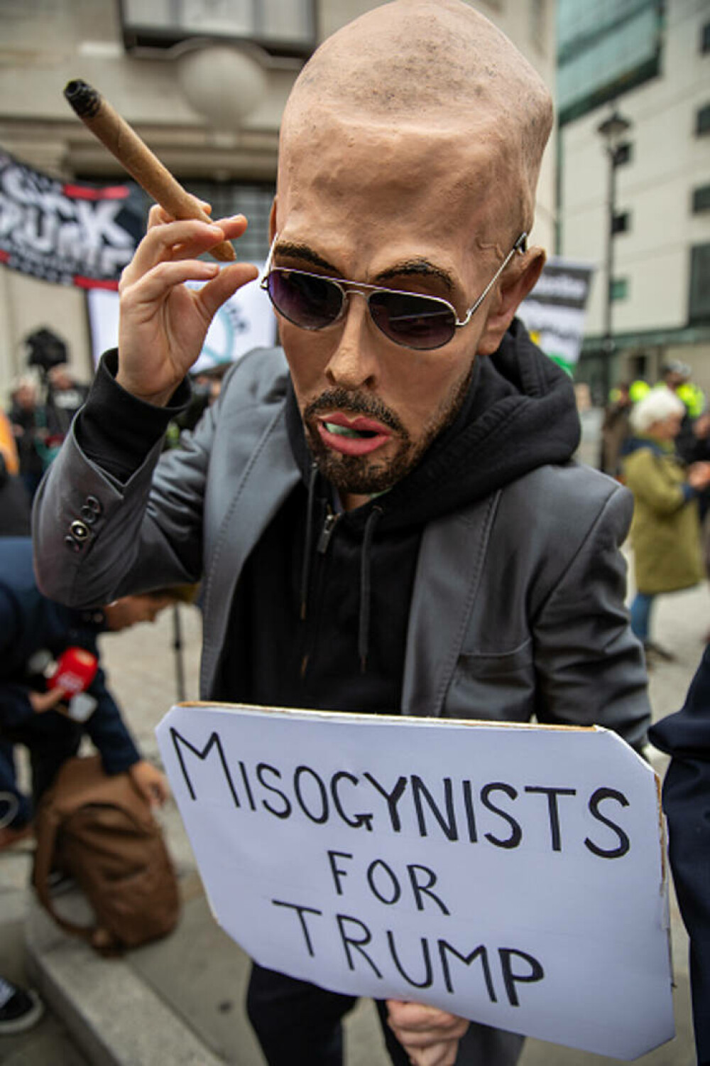 Mii de oameni au protestat la Londra față de vizita de stat a lui Donald Trump: „Migranții sunt bineveniți, el nu”. FOTO - Imaginea 48