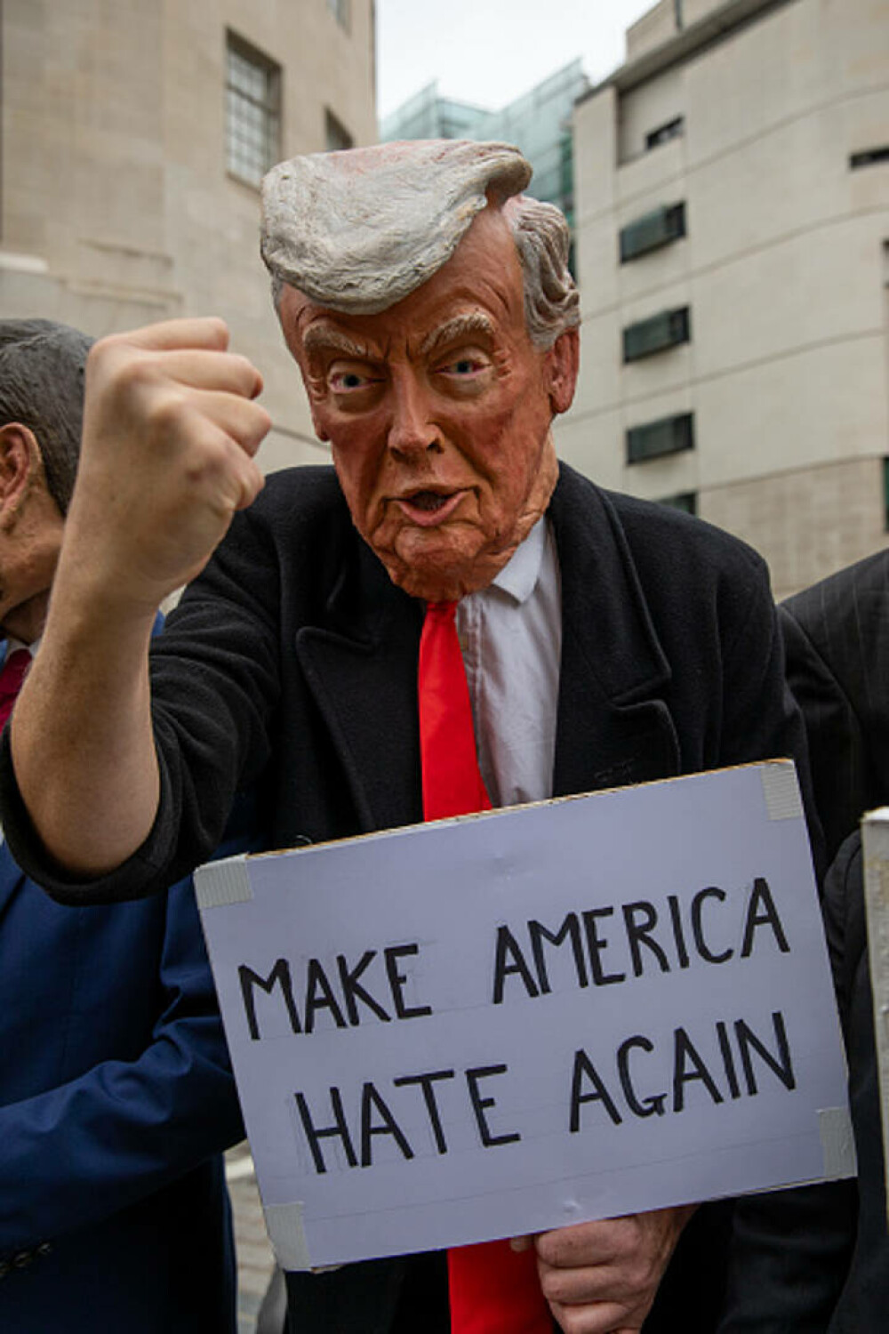 Mii de oameni au protestat la Londra față de vizita de stat a lui Donald Trump: „Migranții sunt bineveniți, el nu”. FOTO - Imaginea 49