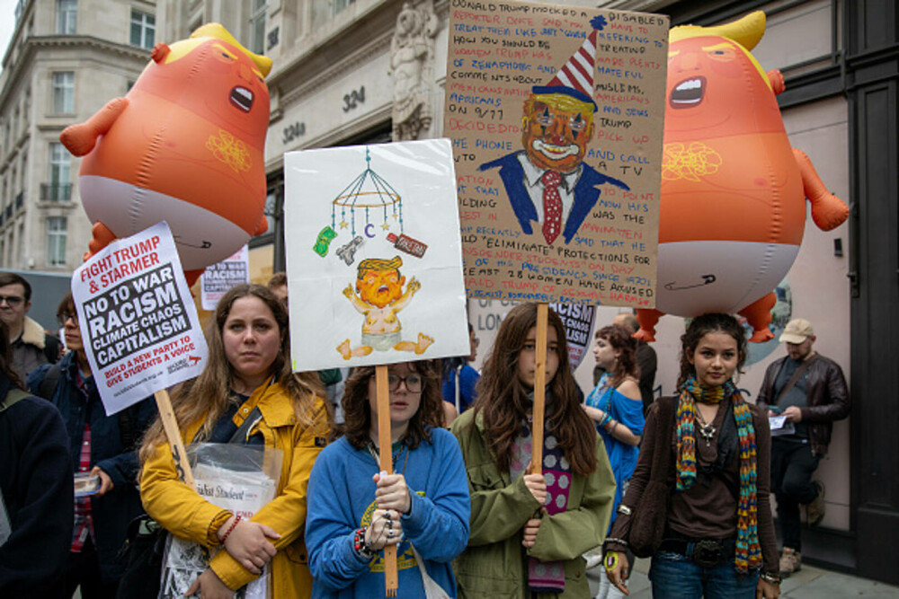 Mii de oameni au protestat la Londra față de vizita de stat a lui Donald Trump: „Migranții sunt bineveniți, el nu”. FOTO - Imaginea 50