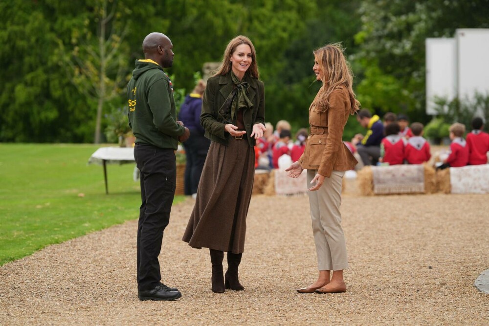 Prinţesa şi Prinţul de Wales au vizitat o şcoală din Southport. Ţinuta elegantă purtată de Kate Middleton. GALERIE FOTO - Imaginea 19