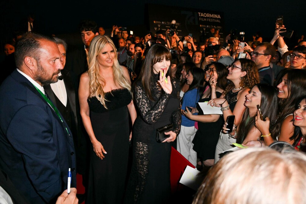 Surpriză la Hollywood: Monica Bellucci a confirmat despărțirea de regizorul Tim Burton, „cu mult respect și afecțiune” - Imaginea 21