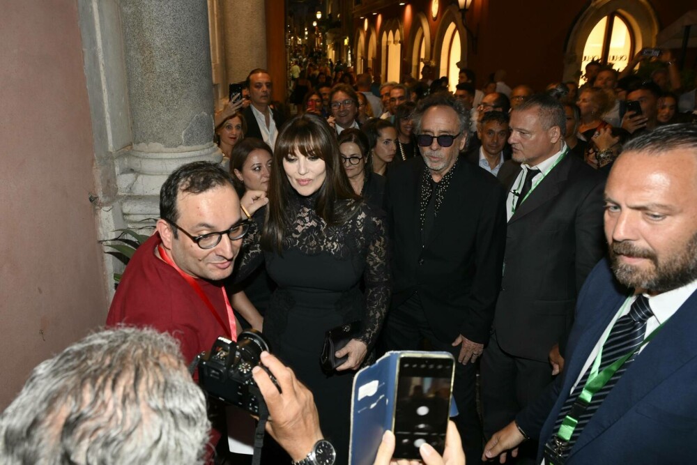 Surpriză la Hollywood: Monica Bellucci a confirmat despărțirea de regizorul Tim Burton, „cu mult respect și afecțiune” - Imaginea 26