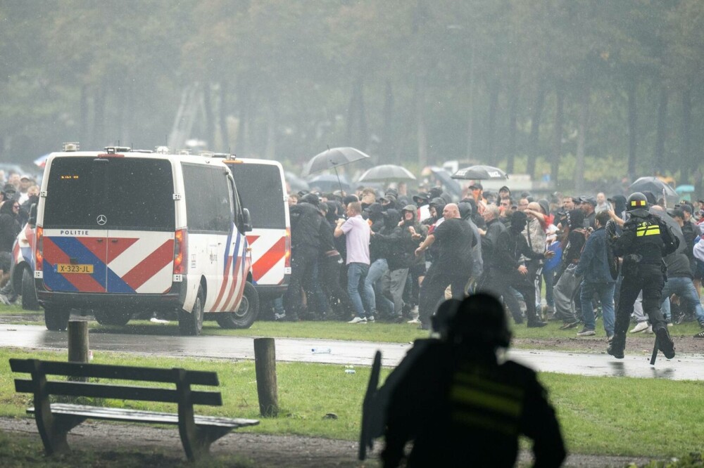 Poliţia olandeză a folosit un tun cu apă împotriva unor protestatari anti-imigraţie. GALERIE FOTO & VIDEO - Imaginea 1