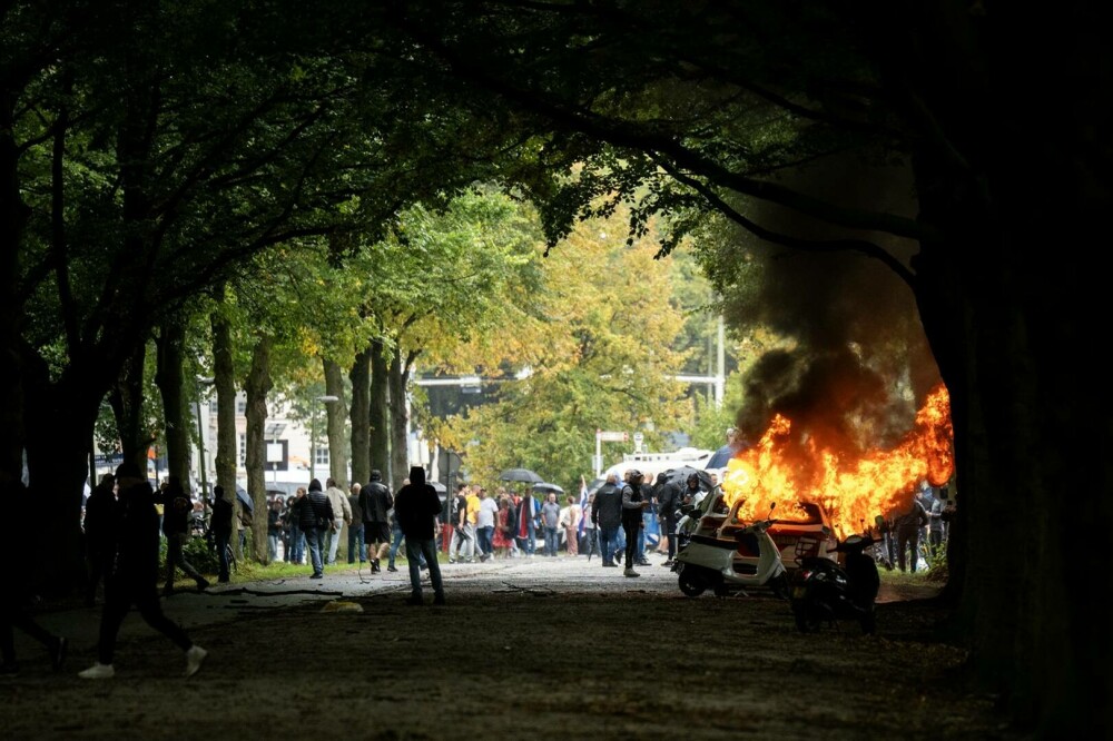 Poliţia olandeză a folosit un tun cu apă împotriva unor protestatari anti-imigraţie. GALERIE FOTO & VIDEO - Imaginea 4
