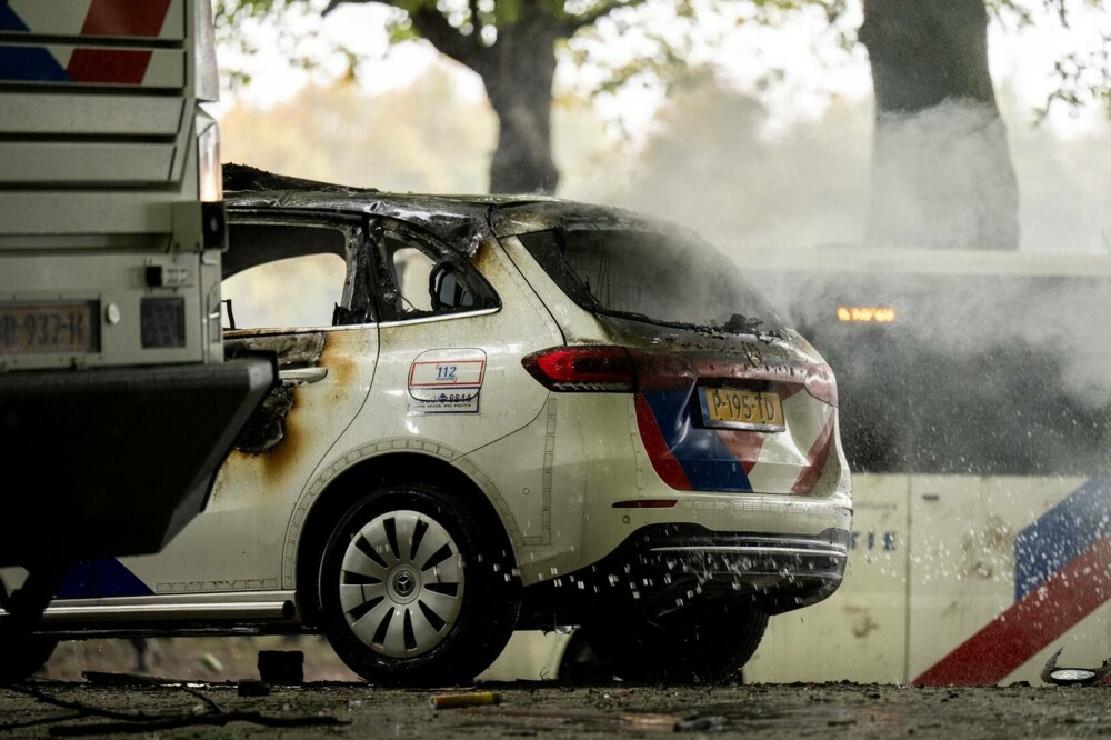 Poliţia olandeză a folosit un tun cu apă împotriva unor protestatari anti-imigraţie. GALERIE FOTO & VIDEO - Imaginea 5