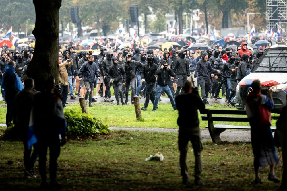 Poliţia olandeză a folosit un tun cu apă împotriva unor protestatari anti-imigraţie. GALERIE FOTO & VIDEO - Imaginea 6
