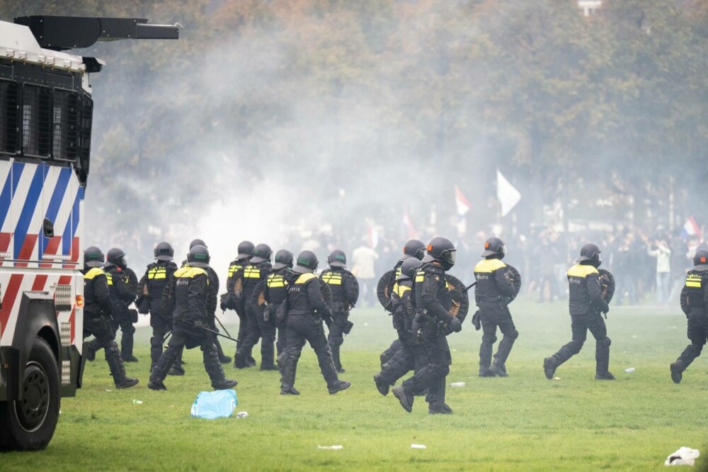 Poliţia olandeză a folosit un tun cu apă împotriva unor protestatari anti-imigraţie. GALERIE FOTO & VIDEO - Imaginea 8