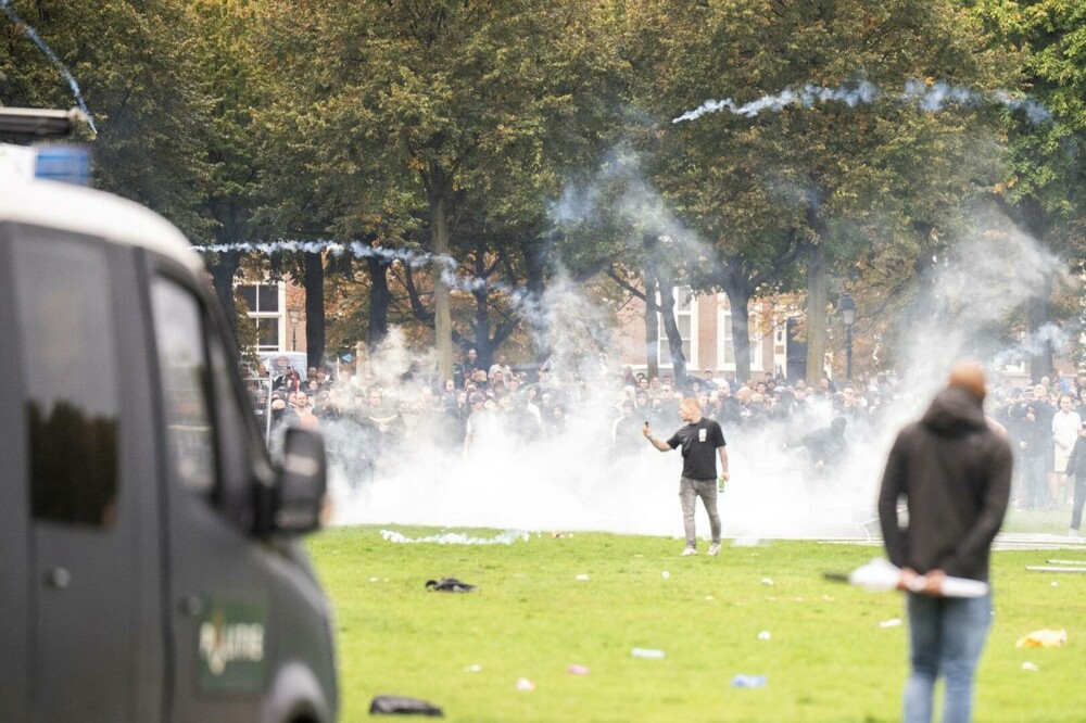 Poliţia olandeză a folosit un tun cu apă împotriva unor protestatari anti-imigraţie. GALERIE FOTO & VIDEO - Imaginea 10
