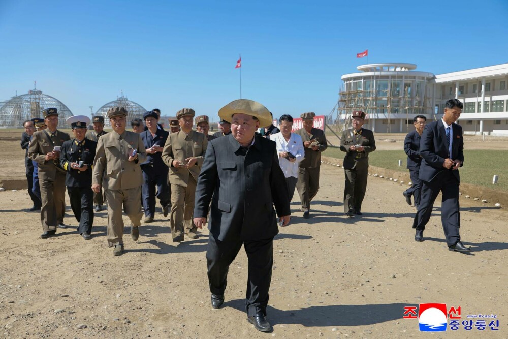 Kim Jong Un, apariție de senzație pe „insula comorilor”. Liderul nord-coreean, ținută fashion în fața supușilor. GALERIE FOTO - Imaginea 1