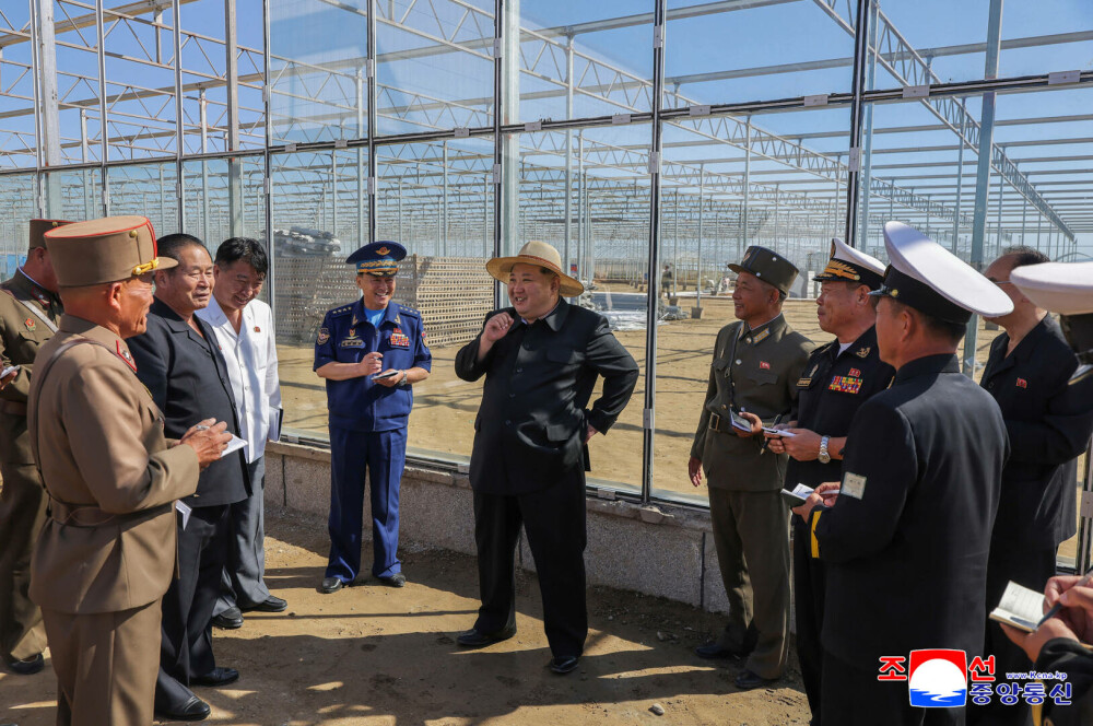 Kim Jong Un, apariție de senzație pe „insula comorilor”. Liderul nord-coreean, ținută fashion în fața supușilor. GALERIE FOTO - Imaginea 3