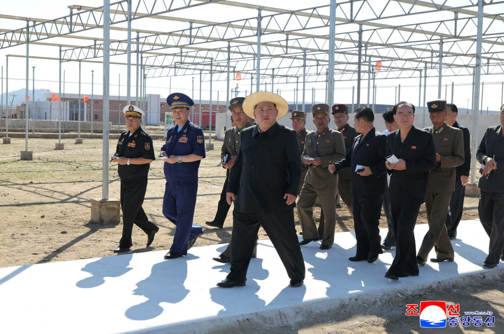 Kim Jong Un, apariție de senzație pe „insula comorilor”. Liderul nord-coreean, ținută fashion în fața supușilor. GALERIE FOTO - Imaginea 4