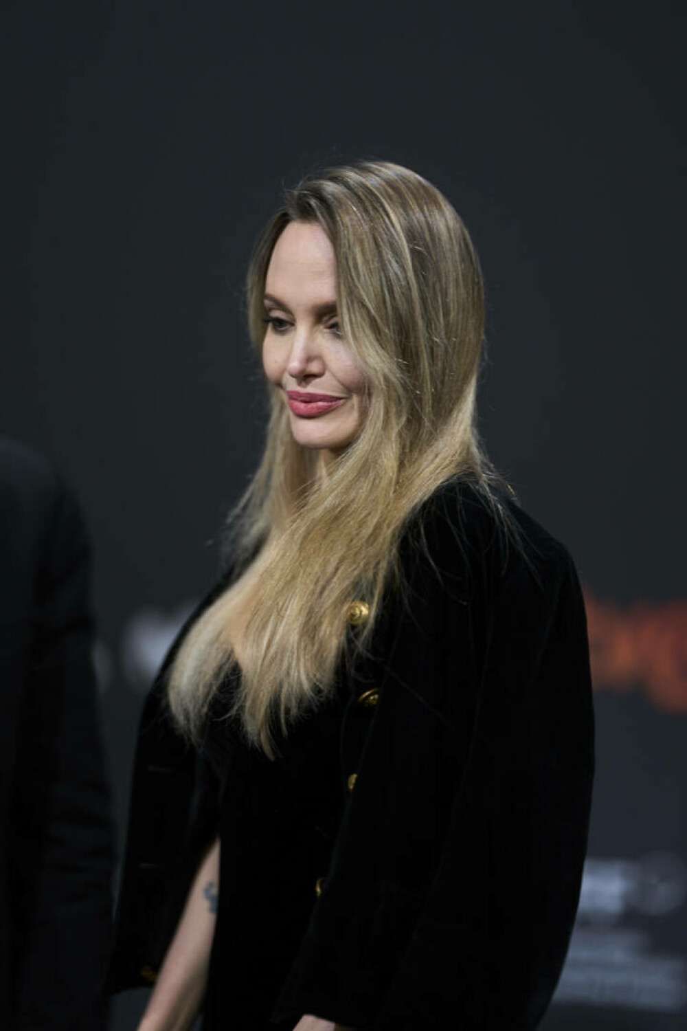 Angelina Jolie, apariție spectaculoasă pe covorul roșu de la San Sebastian. Actrița a furat toate privirile | GALERIE FOTO - Imaginea 3