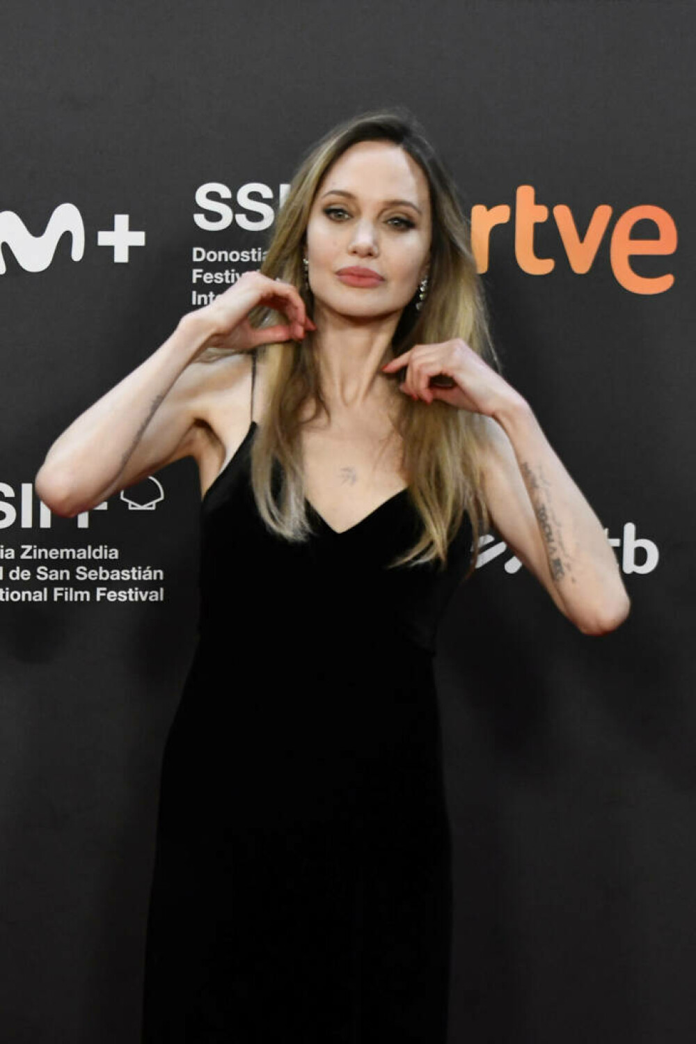 Angelina Jolie, apariție spectaculoasă pe covorul roșu de la San Sebastian. Actrița a furat toate privirile | GALERIE FOTO - Imaginea 13