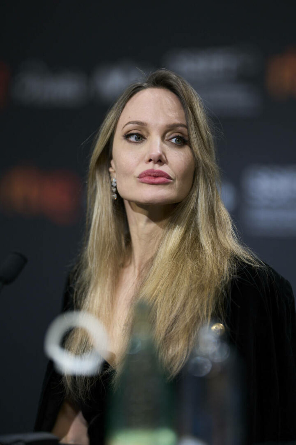 Angelina Jolie, apariție spectaculoasă pe covorul roșu de la San Sebastian. Actrița a furat toate privirile | GALERIE FOTO - Imaginea 15
