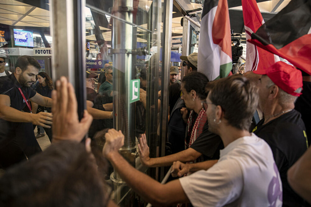 Zeci de mii de persoane au protestat în Italia față de genocidul din Fâşia Gaza. „Să blocăm totul!