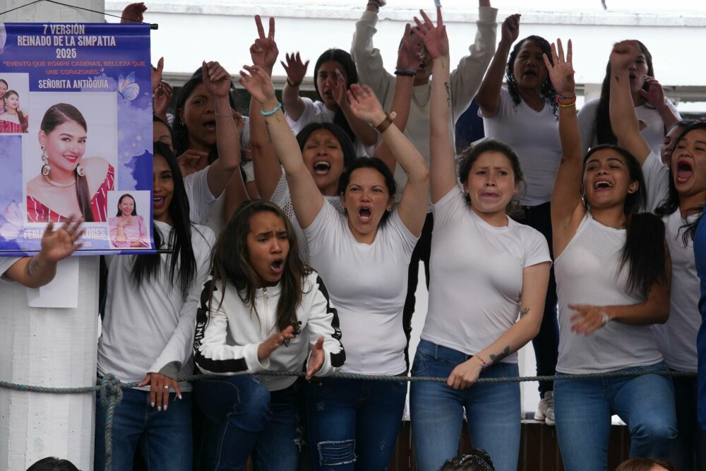 „Miss Pușcărie” într-o închisoare supraaglomerată din Bogota. Traficantele și-au etalat calitățile pe podium |GALERIE FOTO - Imaginea 3