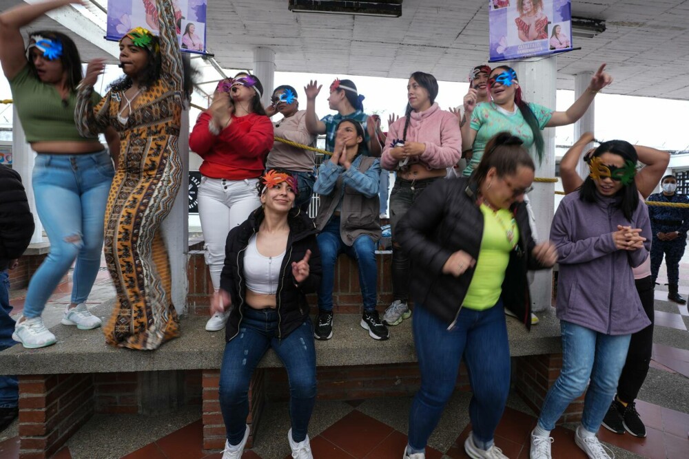 „Miss Pușcărie” într-o închisoare supraaglomerată din Bogota. Traficantele și-au etalat calitățile pe podium |GALERIE FOTO - Imaginea 6