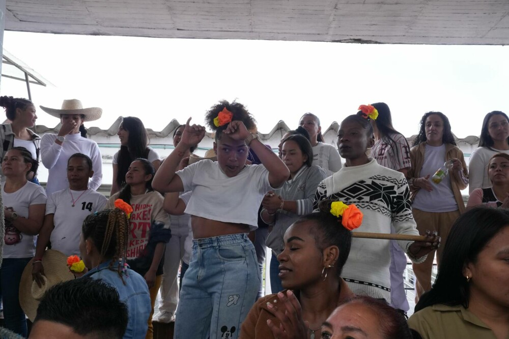 „Miss Pușcărie” într-o închisoare supraaglomerată din Bogota. Traficantele și-au etalat calitățile pe podium |GALERIE FOTO - Imaginea 13